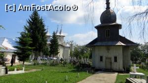 [P01] Biserica veche din lemn din Dumbrava, monument istoric datând din sec. al XVIII-lea. Înspre stânga se vede un colț din noua biserică.  » foto by Lucien
 - 
<span class="allrVoted glyphicon glyphicon-heart hidden" id="av976362"></span>
<a class="m-l-10 hidden" id="sv976362" onclick="voting_Foto_DelVot(,976362,7301)" role="button">șterge vot <span class="glyphicon glyphicon-remove"></span></a>
<a id="v9976362" class=" c-red"  onclick="voting_Foto_SetVot(976362)" role="button"><span class="glyphicon glyphicon-heart-empty"></span> <b>LIKE</b> = Votează poza</a> <img class="hidden"  id="f976362W9" src="/imagini/loader.gif" border="0" /><span class="AjErrMes hidden" id="e976362ErM"></span>