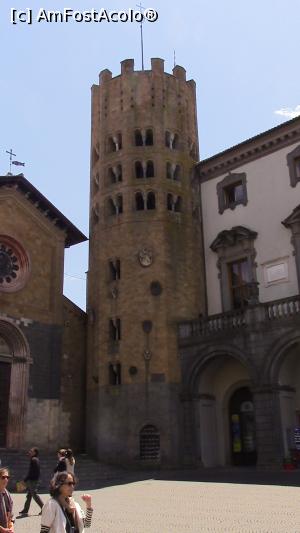 [P20] Orvieto. Turnul dodecagonal atasat la Collegiata Basilica dei Santi Andrea e Bartolomeo.  » foto by ovidiuyepi
 - 
<span class="allrVoted glyphicon glyphicon-heart hidden" id="av1152193"></span>
<a class="m-l-10 hidden" id="sv1152193" onclick="voting_Foto_DelVot(,1152193,7308)" role="button">șterge vot <span class="glyphicon glyphicon-remove"></span></a>
<a id="v91152193" class=" c-red"  onclick="voting_Foto_SetVot(1152193)" role="button"><span class="glyphicon glyphicon-heart-empty"></span> <b>LIKE</b> = Votează poza</a> <img class="hidden"  id="f1152193W9" src="/imagini/loader.gif" border="0" /><span class="AjErrMes hidden" id="e1152193ErM"></span>
