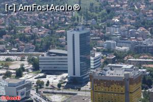 [P45] Vedere spre sud-est din Avaz Twist Tower. În centru, clădirea Turn este sediul Consiliului de Miniștri. În spate, sediul Parlamentului Bosniei și Herțegovinei.  » foto by Costi
 - 
<span class="allrVoted glyphicon glyphicon-heart hidden" id="av766592"></span>
<a class="m-l-10 hidden" id="sv766592" onclick="voting_Foto_DelVot(,766592,7376)" role="button">șterge vot <span class="glyphicon glyphicon-remove"></span></a>
<a id="v9766592" class=" c-red"  onclick="voting_Foto_SetVot(766592)" role="button"><span class="glyphicon glyphicon-heart-empty"></span> <b>LIKE</b> = Votează poza</a> <img class="hidden"  id="f766592W9" src="/imagini/loader.gif" border="0" /><span class="AjErrMes hidden" id="e766592ErM"></span>