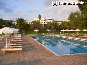 [P06] piscina mare, in fata hotel, in spatele fotografului e directia plaja » foto by hadrian27
 - 
<span class="allrVoted glyphicon glyphicon-heart hidden" id="av469751"></span>
<a class="m-l-10 hidden" id="sv469751" onclick="voting_Foto_DelVot(,469751,7487)" role="button">șterge vot <span class="glyphicon glyphicon-remove"></span></a>
<a id="v9469751" class=" c-red"  onclick="voting_Foto_SetVot(469751)" role="button"><span class="glyphicon glyphicon-heart-empty"></span> <b>LIKE</b> = Votează poza</a> <img class="hidden"  id="f469751W9" src="/imagini/loader.gif" border="0" /><span class="AjErrMes hidden" id="e469751ErM"></span>