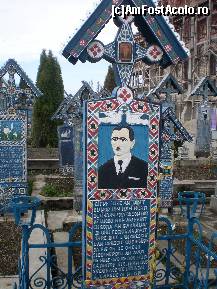 [P04] Cimitirul vesel Sapanta - crucea unui 'cucon' - Pop Ion. » foto by presario
 - 
<span class="allrVoted glyphicon glyphicon-heart hidden" id="av61893"></span>
<a class="m-l-10 hidden" id="sv61893" onclick="voting_Foto_DelVot(,61893,7494)" role="button">șterge vot <span class="glyphicon glyphicon-remove"></span></a>
<a id="v961893" class=" c-red"  onclick="voting_Foto_SetVot(61893)" role="button"><span class="glyphicon glyphicon-heart-empty"></span> <b>LIKE</b> = Votează poza</a> <img class="hidden"  id="f61893W9" src="/imagini/loader.gif" border="0" /><span class="AjErrMes hidden" id="e61893ErM"></span>