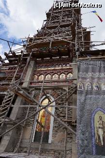 [P16] Fațada bisericii, deasupra intrării. Atât pictura din centrul imaginii cât și cea de pe pânza arborată îl reprezintă pe Sf. Mucenic Oprea Miclăuș.  » foto by Utube
 - 
<span class="allrVoted glyphicon glyphicon-heart hidden" id="av381575"></span>
<a class="m-l-10 hidden" id="sv381575" onclick="voting_Foto_DelVot(,381575,7494)" role="button">șterge vot <span class="glyphicon glyphicon-remove"></span></a>
<a id="v9381575" class=" c-red"  onclick="voting_Foto_SetVot(381575)" role="button"><span class="glyphicon glyphicon-heart-empty"></span> <b>LIKE</b> = Votează poza</a> <img class="hidden"  id="f381575W9" src="/imagini/loader.gif" border="0" /><span class="AjErrMes hidden" id="e381575ErM"></span>