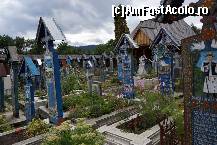 [P17] În centrul fotografiei se vede un mormânt cu o piatră funerară cu cruce mai obișnuită. Mai sunt câteva din aceste fel, adică normale, răspândite prin tot cimitirul.  » foto by Utube
 - 
<span class="allrVoted glyphicon glyphicon-heart hidden" id="av381576"></span>
<a class="m-l-10 hidden" id="sv381576" onclick="voting_Foto_DelVot(,381576,7494)" role="button">șterge vot <span class="glyphicon glyphicon-remove"></span></a>
<a id="v9381576" class=" c-red"  onclick="voting_Foto_SetVot(381576)" role="button"><span class="glyphicon glyphicon-heart-empty"></span> <b>LIKE</b> = Votează poza</a> <img class="hidden"  id="f381576W9" src="/imagini/loader.gif" border="0" /><span class="AjErrMes hidden" id="e381576ErM"></span>