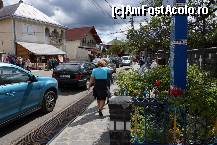 [P02] Vedere din afara cimitirului. În dreapta se vede o parte din crucea cu mesajul încurajator iar în stânga se văd o parte din gheretele cu de toate. Mașinile sunt parcate care, unde. În dreapta este gardul din fața cimitirului.  » foto by Utube
 - 
<span class="allrVoted glyphicon glyphicon-heart hidden" id="av381561"></span>
<a class="m-l-10 hidden" id="sv381561" onclick="voting_Foto_DelVot(,381561,7494)" role="button">șterge vot <span class="glyphicon glyphicon-remove"></span></a>
<a id="v9381561" class=" c-red"  onclick="voting_Foto_SetVot(381561)" role="button"><span class="glyphicon glyphicon-heart-empty"></span> <b>LIKE</b> = Votează poza</a> <img class="hidden"  id="f381561W9" src="/imagini/loader.gif" border="0" /><span class="AjErrMes hidden" id="e381561ErM"></span>