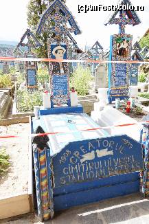 [P20] Mormântul creatorului cimitirului.  » foto by Utube
 - 
<span class="allrVoted glyphicon glyphicon-heart hidden" id="av381579"></span>
<a class="m-l-10 hidden" id="sv381579" onclick="voting_Foto_DelVot(,381579,7494)" role="button">șterge vot <span class="glyphicon glyphicon-remove"></span></a>
<a id="v9381579" class=" c-red"  onclick="voting_Foto_SetVot(381579)" role="button"><span class="glyphicon glyphicon-heart-empty"></span> <b>LIKE</b> = Votează poza</a> <img class="hidden"  id="f381579W9" src="/imagini/loader.gif" border="0" /><span class="AjErrMes hidden" id="e381579ErM"></span>