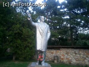 [P13] Impozanta statuie a lui V. I. Lenin din parcul V. Alecsandri din oraşul Edineţ, nordul Republicii Moldova.  » foto by traian.leuca †
 - 
<span class="allrVoted glyphicon glyphicon-heart hidden" id="av1143301"></span>
<a class="m-l-10 hidden" id="sv1143301" onclick="voting_Foto_DelVot(,1143301,7530)" role="button">șterge vot <span class="glyphicon glyphicon-remove"></span></a>
<a id="v91143301" class=" c-red"  onclick="voting_Foto_SetVot(1143301)" role="button"><span class="glyphicon glyphicon-heart-empty"></span> <b>LIKE</b> = Votează poza</a> <img class="hidden"  id="f1143301W9" src="/imagini/loader.gif" border="0" /><span class="AjErrMes hidden" id="e1143301ErM"></span>