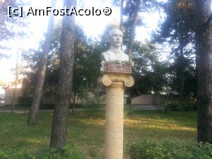 [P15] Una din statuile din parcul V. Alecsandri din oraşul Edineţ, nordul Republicii Moldova.  » foto by traian.leuca †
 - 
<span class="allrVoted glyphicon glyphicon-heart hidden" id="av1143303"></span>
<a class="m-l-10 hidden" id="sv1143303" onclick="voting_Foto_DelVot(,1143303,7530)" role="button">șterge vot <span class="glyphicon glyphicon-remove"></span></a>
<a id="v91143303" class=" c-red"  onclick="voting_Foto_SetVot(1143303)" role="button"><span class="glyphicon glyphicon-heart-empty"></span> <b>LIKE</b> = Votează poza</a> <img class="hidden"  id="f1143303W9" src="/imagini/loader.gif" border="0" /><span class="AjErrMes hidden" id="e1143303ErM"></span>