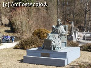 [P53] Sinaia - Castelul Peles. In parc, statuia reginei Elisabeta. » foto by iulianic
 - 
<span class="allrVoted glyphicon glyphicon-heart hidden" id="av1288787"></span>
<a class="m-l-10 hidden" id="sv1288787" onclick="voting_Foto_DelVot(,1288787,7548)" role="button">șterge vot <span class="glyphicon glyphicon-remove"></span></a>
<a id="v91288787" class=" c-red"  onclick="voting_Foto_SetVot(1288787)" role="button"><span class="glyphicon glyphicon-heart-empty"></span> <b>LIKE</b> = Votează poza</a> <img class="hidden"  id="f1288787W9" src="/imagini/loader.gif" border="0" /><span class="AjErrMes hidden" id="e1288787ErM"></span>