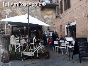 [P56] Terasa în pantă, din spatele Domului, unde am găsit ceva de mâncare (17, o oră nepotrivită pentru Siena).  » foto by Aurici
 - 
<span class="allrVoted glyphicon glyphicon-heart hidden" id="av1089168"></span>
<a class="m-l-10 hidden" id="sv1089168" onclick="voting_Foto_DelVot(,1089168,7576)" role="button">șterge vot <span class="glyphicon glyphicon-remove"></span></a>
<a id="v91089168" class=" c-red"  onclick="voting_Foto_SetVot(1089168)" role="button"><span class="glyphicon glyphicon-heart-empty"></span> <b>LIKE</b> = Votează poza</a> <img class="hidden"  id="f1089168W9" src="/imagini/loader.gif" border="0" /><span class="AjErrMes hidden" id="e1089168ErM"></span>