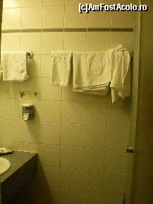 [P11] Baia din camera standard Hotel Carlton Budapesta. » foto by presario
 - 
<span class="allrVoted glyphicon glyphicon-heart hidden" id="av142337"></span>
<a class="m-l-10 hidden" id="sv142337" onclick="voting_Foto_DelVot(,142337,7594)" role="button">șterge vot <span class="glyphicon glyphicon-remove"></span></a>
<a id="v9142337" class=" c-red"  onclick="voting_Foto_SetVot(142337)" role="button"><span class="glyphicon glyphicon-heart-empty"></span> <b>LIKE</b> = Votează poza</a> <img class="hidden"  id="f142337W9" src="/imagini/loader.gif" border="0" /><span class="AjErrMes hidden" id="e142337ErM"></span>