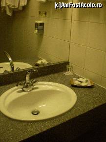 [P09] Baia - camera standard Hotel Carlton Budapesta. » foto by presario
 - 
<span class="allrVoted glyphicon glyphicon-heart hidden" id="av142334"></span>
<a class="m-l-10 hidden" id="sv142334" onclick="voting_Foto_DelVot(,142334,7594)" role="button">șterge vot <span class="glyphicon glyphicon-remove"></span></a>
<a id="v9142334" class=" c-red"  onclick="voting_Foto_SetVot(142334)" role="button"><span class="glyphicon glyphicon-heart-empty"></span> <b>LIKE</b> = Votează poza</a> <img class="hidden"  id="f142334W9" src="/imagini/loader.gif" border="0" /><span class="AjErrMes hidden" id="e142334ErM"></span>