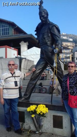 [P05] Freddie Mercury și doi dintre fanii săi » foto by Mitica49
 - 
<span class="allrVoted glyphicon glyphicon-heart hidden" id="av1108519"></span>
<a class="m-l-10 hidden" id="sv1108519" onclick="voting_Foto_DelVot(,1108519,7614)" role="button">șterge vot <span class="glyphicon glyphicon-remove"></span></a>
<a id="v91108519" class=" c-red"  onclick="voting_Foto_SetVot(1108519)" role="button"><span class="glyphicon glyphicon-heart-empty"></span> <b>LIKE</b> = Votează poza</a> <img class="hidden"  id="f1108519W9" src="/imagini/loader.gif" border="0" /><span class="AjErrMes hidden" id="e1108519ErM"></span>