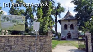 [P01] Intrarea în Biserica ”Adormirea Maicii Domnului”. Biserica a fost înălțată în anul 1532 de către domnitorul Moldovei, Petru Rareș în centrul localității Baia.  » foto by Lucien
 - 
<span class="allrVoted glyphicon glyphicon-heart hidden" id="av840005"></span>
<a class="m-l-10 hidden" id="sv840005" onclick="voting_Foto_DelVot(,840005,7619)" role="button">șterge vot <span class="glyphicon glyphicon-remove"></span></a>
<a id="v9840005" class=" c-red"  onclick="voting_Foto_SetVot(840005)" role="button"><span class="glyphicon glyphicon-heart-empty"></span> <b>LIKE</b> = Votează poza</a> <img class="hidden"  id="f840005W9" src="/imagini/loader.gif" border="0" /><span class="AjErrMes hidden" id="e840005ErM"></span>