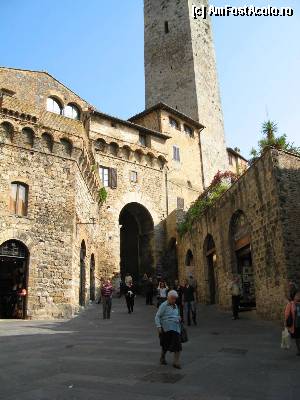 [P14] San Gimignano, intrarea în Piazza del Domo.  » foto by gettutza
 - 
<span class="allrVoted glyphicon glyphicon-heart hidden" id="av387884"></span>
<a class="m-l-10 hidden" id="sv387884" onclick="voting_Foto_DelVot(,387884,7623)" role="button">șterge vot <span class="glyphicon glyphicon-remove"></span></a>
<a id="v9387884" class=" c-red"  onclick="voting_Foto_SetVot(387884)" role="button"><span class="glyphicon glyphicon-heart-empty"></span> <b>LIKE</b> = Votează poza</a> <img class="hidden"  id="f387884W9" src="/imagini/loader.gif" border="0" /><span class="AjErrMes hidden" id="e387884ErM"></span>