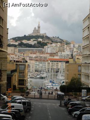 P06 [OCT-2019] Coborând de pe străduţele cartierului vechi Le Panier, se vede Vieux Port şi semeaţa Notre Dame de la Garde