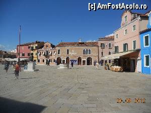 [P07] Italia - insula Burano, Piazza Galuppi cu bustul compozitorului si in fata, Muzeul Dantelei.  » foto by Diaura*
 - 
<span class="allrVoted glyphicon glyphicon-heart hidden" id="av381902"></span>
<a class="m-l-10 hidden" id="sv381902" onclick="voting_Foto_DelVot(,381902,7782)" role="button">șterge vot <span class="glyphicon glyphicon-remove"></span></a>
<a id="v9381902" class=" c-red"  onclick="voting_Foto_SetVot(381902)" role="button"><span class="glyphicon glyphicon-heart-empty"></span> <b>LIKE</b> = Votează poza</a> <img class="hidden"  id="f381902W9" src="/imagini/loader.gif" border="0" /><span class="AjErrMes hidden" id="e381902ErM"></span>