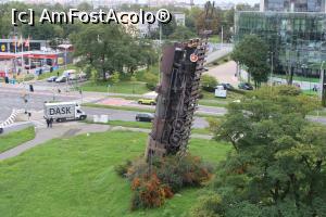 [P61] Wrocław, Rzeźba „Pociąg do nieba” văzută de la Cafeneua din Muzeum Współczesne, poză mărită » foto by mprofeanu
 - 
<span class="allrVoted glyphicon glyphicon-heart hidden" id="av1368412"></span>
<a class="m-l-10 hidden" id="sv1368412" onclick="voting_Foto_DelVot(,1368412,7843)" role="button">șterge vot <span class="glyphicon glyphicon-remove"></span></a>
<a id="v91368412" class=" c-red"  onclick="voting_Foto_SetVot(1368412)" role="button"><span class="glyphicon glyphicon-heart-empty"></span> <b>LIKE</b> = Votează poza</a> <img class="hidden"  id="f1368412W9" src="/imagini/loader.gif" border="0" /><span class="AjErrMes hidden" id="e1368412ErM"></span>