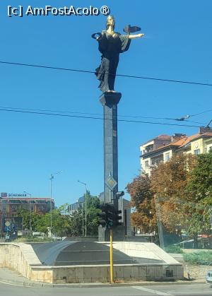 [P21] Statuia Sofiei se afla pe locul unde anterior a stat o statuie a lui Lenin. Este realizata din bronz si aliaj de cupru, simbolizand intelepciunea, reprezentata de bufnita pe care o tine in mana. » foto by geani anto
 - 
<span class="allrVoted glyphicon glyphicon-heart hidden" id="av1528040"></span>
<a class="m-l-10 hidden" id="sv1528040" onclick="voting_Foto_DelVot(,1528040,7987)" role="button">șterge vot <span class="glyphicon glyphicon-remove"></span></a>
<a id="v91528040" class=" c-red"  onclick="voting_Foto_SetVot(1528040)" role="button"><span class="glyphicon glyphicon-heart-empty"></span> <b>LIKE</b> = Votează poza</a> <img class="hidden"  id="f1528040W9" src="/imagini/loader.gif" border="0" /><span class="AjErrMes hidden" id="e1528040ErM"></span>