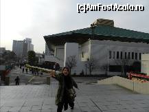 [P24] Aleea - scurtatura, ce trece pe langa Kokugikan (vazut aici din spate) si Edo Tokyo Museum. Astfel de locuri (si oameni) imi raman in memorie ca amintiri placute.  » foto by TraianS
 - 
<span class="allrVoted glyphicon glyphicon-heart hidden" id="av491113"></span>
<a class="m-l-10 hidden" id="sv491113" onclick="voting_Foto_DelVot(,491113,7999)" role="button">șterge vot <span class="glyphicon glyphicon-remove"></span></a>
<a id="v9491113" class=" c-red"  onclick="voting_Foto_SetVot(491113)" role="button"><span class="glyphicon glyphicon-heart-empty"></span> <b>LIKE</b> = Votează poza</a> <img class="hidden"  id="f491113W9" src="/imagini/loader.gif" border="0" /><span class="AjErrMes hidden" id="e491113ErM"></span>