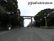 P26 [FEB-2013] Poarta Torii de otel, de la intrarea la Yasukuni Jinja. 