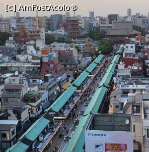 [P04] Trecand pe sub poarta, se deschide celebra strada pietonala Nakamise, aglomerata, de unde se pot cumpara suveniruri, yukata, evantaie, gustari locale traditionale si ofrande de dus la templu. » foto by geani anto
 - 
<span class="allrVoted glyphicon glyphicon-heart hidden" id="av1437986"></span>
<a class="m-l-10 hidden" id="sv1437986" onclick="voting_Foto_DelVot(,1437986,7999)" role="button">șterge vot <span class="glyphicon glyphicon-remove"></span></a>
<a id="v91437986" class=" c-red"  onclick="voting_Foto_SetVot(1437986)" role="button"><span class="glyphicon glyphicon-heart-empty"></span> <b>LIKE</b> = Votează poza</a> <img class="hidden"  id="f1437986W9" src="/imagini/loader.gif" border="0" /><span class="AjErrMes hidden" id="e1437986ErM"></span>