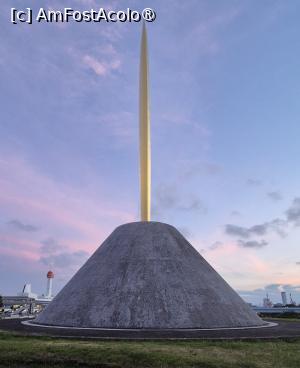 [P38] Am plecat de aici, trecand pe langa un monument ciudat, Flacara Libertatii, instalat in Parcul Symbol Promenade, o sculptura de 27 de metri, ca o lama de cutit, verticala, aurita. Aceasta a fost oferita Japoniei de catre Franta, exprimand prietenia dintre state, reprezentand imaginea unei flacari de lumanare care arde vesnic. » foto by geani anto
 - 
<span class="allrVoted glyphicon glyphicon-heart hidden" id="av1439347"></span>
<a class="m-l-10 hidden" id="sv1439347" onclick="voting_Foto_DelVot(,1439347,7999)" role="button">șterge vot <span class="glyphicon glyphicon-remove"></span></a>
<a id="v91439347" class=" c-red"  onclick="voting_Foto_SetVot(1439347)" role="button"><span class="glyphicon glyphicon-heart-empty"></span> <b>LIKE</b> = Votează poza</a> <img class="hidden"  id="f1439347W9" src="/imagini/loader.gif" border="0" /><span class="AjErrMes hidden" id="e1439347ErM"></span>