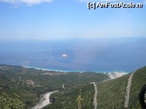 P02 [JUL-2014] Coborarea de pe munte (drumul dintre Vlora si Saranda)... se vede soseaua serpuind pe coasta muntelui, iar in departare, Marea Ionica