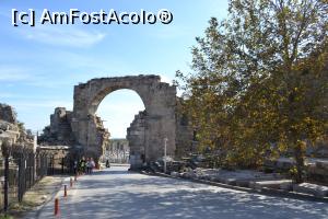[P03] Arcul de triumf Side-muzeul se află pe partea dreaptă înainte de poartă » foto by AZE
 - 
<span class="allrVoted glyphicon glyphicon-heart hidden" id="av1172861"></span>
<a class="m-l-10 hidden" id="sv1172861" onclick="voting_Foto_DelVot(,1172861,8053)" role="button">șterge vot <span class="glyphicon glyphicon-remove"></span></a>
<a id="v91172861" class=" c-red"  onclick="voting_Foto_SetVot(1172861)" role="button"><span class="glyphicon glyphicon-heart-empty"></span> <b>LIKE</b> = Votează poza</a> <img class="hidden"  id="f1172861W9" src="/imagini/loader.gif" border="0" /><span class="AjErrMes hidden" id="e1172861ErM"></span>