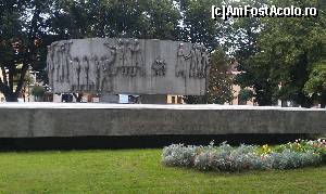 [P07] Monument închinat eroilor din cel de al doilea război mondial. Orașul Spisska Nova Ves, Slovacia.  » foto by traian.leuca †
 - 
<span class="allrVoted glyphicon glyphicon-heart hidden" id="av667658"></span>
<a class="m-l-10 hidden" id="sv667658" onclick="voting_Foto_DelVot(,667658,8067)" role="button">șterge vot <span class="glyphicon glyphicon-remove"></span></a>
<a id="v9667658" class=" c-red"  onclick="voting_Foto_SetVot(667658)" role="button"><span class="glyphicon glyphicon-heart-empty"></span> <b>LIKE</b> = Votează poza</a> <img class="hidden"  id="f667658W9" src="/imagini/loader.gif" border="0" /><span class="AjErrMes hidden" id="e667658ErM"></span>