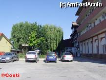 [P13] Parcarea Hotelului Cosmo şi, în dreapta, clădirea nouă, în continuarea căreia se află construcţia mai veche.  » foto by Costi
 - 
<span class="allrVoted glyphicon glyphicon-heart hidden" id="av336204"></span>
<a class="m-l-10 hidden" id="sv336204" onclick="voting_Foto_DelVot(,336204,8071)" role="button">șterge vot <span class="glyphicon glyphicon-remove"></span></a>
<a id="v9336204" class=" c-red"  onclick="voting_Foto_SetVot(336204)" role="button"><span class="glyphicon glyphicon-heart-empty"></span> <b>LIKE</b> = Votează poza</a> <img class="hidden"  id="f336204W9" src="/imagini/loader.gif" border="0" /><span class="AjErrMes hidden" id="e336204ErM"></span>