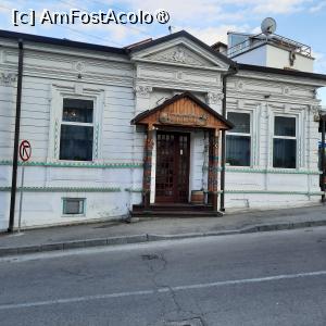 P01 [APR-2024] Pitești, Restaurantul „La Tuciuri”, Fațada, Intrare cu stâlpi sculptați și colorați