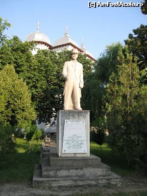 [P12] Statuia avocatului Alexandru Colfescu - primar al municipiului și prefect al județului Teleorman.  » foto by tata123 🔱
 - 
<span class="allrVoted glyphicon glyphicon-heart hidden" id="av594260"></span>
<a class="m-l-10 hidden" id="sv594260" onclick="voting_Foto_DelVot(,594260,8118)" role="button">șterge vot <span class="glyphicon glyphicon-remove"></span></a>
<a id="v9594260" class=" c-red"  onclick="voting_Foto_SetVot(594260)" role="button"><span class="glyphicon glyphicon-heart-empty"></span> <b>LIKE</b> = Votează poza</a> <img class="hidden"  id="f594260W9" src="/imagini/loader.gif" border="0" /><span class="AjErrMes hidden" id="e594260ErM"></span>