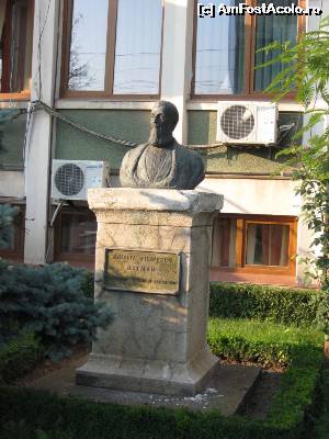 [P21] Bustul boierului Mihăiță Filipescu - în fața Primăriei.  » foto by tata123 🔱
 - 
<span class="allrVoted glyphicon glyphicon-heart hidden" id="av594270"></span>
<a class="m-l-10 hidden" id="sv594270" onclick="voting_Foto_DelVot(,594270,8118)" role="button">șterge vot <span class="glyphicon glyphicon-remove"></span></a>
<a id="v9594270" class=" c-red"  onclick="voting_Foto_SetVot(594270)" role="button"><span class="glyphicon glyphicon-heart-empty"></span> <b>LIKE</b> = Votează poza</a> <img class="hidden"  id="f594270W9" src="/imagini/loader.gif" border="0" /><span class="AjErrMes hidden" id="e594270ErM"></span>