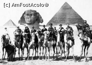 [P07] Gertrude Bell flancată de Winston Churchill şi T. E. Lawrence, într-o excursie la piramide cu ocazia Conferinţei de la Cairo din 1921. » foto by Carmen Ion <span class="label label-default labelC_thin small">NEVOTABILĂ</span>