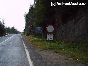 [P27] Voi adauga acestui articol si niste fotografii la care tin foarte mult. Cea mai frumoasa sosea din tara - Transfagarasanul. Ce avem aici: Transfagarasanul inchis pe timp de noapte, intre 21,00 - 07,00; Sector fara parapeti 14Km; Oprirea interzisa, caderi de stanci 25Km; Curbe periculoase 7Km.  » foto by vega06
 - 
<span class="allrVoted glyphicon glyphicon-heart hidden" id="av585128"></span>
<a class="m-l-10 hidden" id="sv585128" onclick="voting_Foto_DelVot(,585128,8129)" role="button">șterge vot <span class="glyphicon glyphicon-remove"></span></a>
<a id="v9585128" class=" c-red"  onclick="voting_Foto_SetVot(585128)" role="button"><span class="glyphicon glyphicon-heart-empty"></span> <b>LIKE</b> = Votează poza</a> <img class="hidden"  id="f585128W9" src="/imagini/loader.gif" border="0" /><span class="AjErrMes hidden" id="e585128ErM"></span>