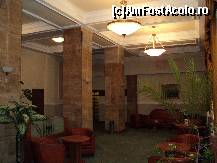 [P02] Holul de la intrarea din hotel , in stanga este receptia » foto by TORA INGRID
 - 
<span class="allrVoted glyphicon glyphicon-heart hidden" id="av170147"></span>
<a class="m-l-10 hidden" id="sv170147" onclick="voting_Foto_DelVot(,170147,8133)" role="button">șterge vot <span class="glyphicon glyphicon-remove"></span></a>
<a id="v9170147" class=" c-red"  onclick="voting_Foto_SetVot(170147)" role="button"><span class="glyphicon glyphicon-heart-empty"></span> <b>LIKE</b> = Votează poza</a> <img class="hidden"  id="f170147W9" src="/imagini/loader.gif" border="0" /><span class="AjErrMes hidden" id="e170147ErM"></span>