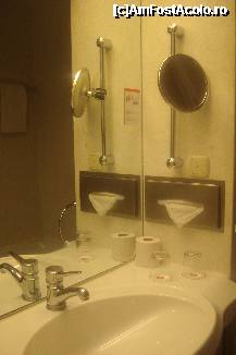 [P20] Baia de la camera noastra de la hotelul Ramada Britannia, avand tot ce trebuie » foto by ileanaxperta*
 - 
<span class="allrVoted glyphicon glyphicon-heart hidden" id="av174618"></span>
<a class="m-l-10 hidden" id="sv174618" onclick="voting_Foto_DelVot(,174618,8197)" role="button">șterge vot <span class="glyphicon glyphicon-remove"></span></a>
<a id="v9174618" class=" c-red"  onclick="voting_Foto_SetVot(174618)" role="button"><span class="glyphicon glyphicon-heart-empty"></span> <b>LIKE</b> = Votează poza</a> <img class="hidden"  id="f174618W9" src="/imagini/loader.gif" border="0" /><span class="AjErrMes hidden" id="e174618ErM"></span>
