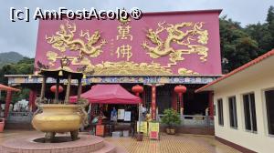 [P06] Manastirea a fost fondata de reverendul Yuet Kai, nascut intr-o familie bogata in Kunming, in sudul Chinei, care a decis la varsta de 19 ani sa-si dedice viata budismului. S-a mutat in Hong Kong pentru a predica budismul intr-o manastire locala, unde si-a gasit multi adepti. A decis sa intemeieze o manastire pe mosia donata de un comerciant bogat care era si un budist devotat, astfel ca a inceput constructia Manastirii Zece Mii de Buddha, in 1949. Reverendul Yuet Kai a murit la 24 aprilie 1965 la varsta de 87 de ani. » foto by geani anto
 - 
<span class="allrVoted glyphicon glyphicon-heart hidden" id="av1520945"></span>
<a class="m-l-10 hidden" id="sv1520945" onclick="voting_Foto_DelVot(,1520945,8285)" role="button">șterge vot <span class="glyphicon glyphicon-remove"></span></a>
<a id="v91520945" class=" c-red"  onclick="voting_Foto_SetVot(1520945)" role="button"><span class="glyphicon glyphicon-heart-empty"></span> <b>LIKE</b> = Votează poza</a> <img class="hidden"  id="f1520945W9" src="/imagini/loader.gif" border="0" /><span class="AjErrMes hidden" id="e1520945ErM"></span>