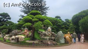 [P35] Pe Dealul Dragonului sunt ridicate mai multe stanci Qinhua uriase si sunt plantati pini mari. In gradinile peisagistice clasice chinezesti, pietrele sunt ,,scheletul”, iar apa este ,,carnea'. » foto by geani anto
 - 
<span class="allrVoted glyphicon glyphicon-heart hidden" id="av1521211"></span>
<a class="m-l-10 hidden" id="sv1521211" onclick="voting_Foto_DelVot(,1521211,8285)" role="button">șterge vot <span class="glyphicon glyphicon-remove"></span></a>
<a id="v91521211" class=" c-red"  onclick="voting_Foto_SetVot(1521211)" role="button"><span class="glyphicon glyphicon-heart-empty"></span> <b>LIKE</b> = Votează poza</a> <img class="hidden"  id="f1521211W9" src="/imagini/loader.gif" border="0" /><span class="AjErrMes hidden" id="e1521211ErM"></span>