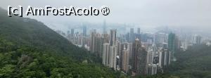 [P14] Punctul terminus superior al Peak Tram este Peak Tower, cu Sky Terrace 428, cea mai inalta platforma de vizionare din Hong Kong, ajungand pe platforma de vizionare de unde am admirat minunile arhitecturale ale orasului, apreciind amploarea si grandoarea peisajului urban din Hong Kong, atat cat ne-a permis vremea, deoarece ceata ne-a impiedicat vizibilitatea iar vantul destul de taios nu ne-a lasat sa privim panorama prea mult.  » foto by geani anto
 - 
<span class="allrVoted glyphicon glyphicon-heart hidden" id="av1522699"></span>
<a class="m-l-10 hidden" id="sv1522699" onclick="voting_Foto_DelVot(,1522699,8285)" role="button">șterge vot <span class="glyphicon glyphicon-remove"></span></a>
<a id="v91522699" class=" c-red"  onclick="voting_Foto_SetVot(1522699)" role="button"><span class="glyphicon glyphicon-heart-empty"></span> <b>LIKE</b> = Votează poza</a> <img class="hidden"  id="f1522699W9" src="/imagini/loader.gif" border="0" /><span class="AjErrMes hidden" id="e1522699ErM"></span>