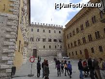 [P22] Piazza Salimbeni din Siena, cu ale sale 3 cladiri emblematice » foto by BOGDAN DSN
 - 
<span class="allrVoted glyphicon glyphicon-heart hidden" id="av423241"></span>
<a class="m-l-10 hidden" id="sv423241" onclick="voting_Foto_DelVot(,423241,8341)" role="button">șterge vot <span class="glyphicon glyphicon-remove"></span></a>
<a id="v9423241" class=" c-red"  onclick="voting_Foto_SetVot(423241)" role="button"><span class="glyphicon glyphicon-heart-empty"></span> <b>LIKE</b> = Votează poza</a> <img class="hidden"  id="f423241W9" src="/imagini/loader.gif" border="0" /><span class="AjErrMes hidden" id="e423241ErM"></span>
