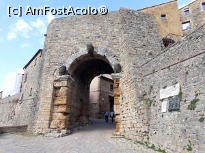[P16] Poarta principală de intrare în Volterra, Porta all’Arco » foto by Aurici
 - 
<span class="allrVoted glyphicon glyphicon-heart hidden" id="av986203"></span>
<a class="m-l-10 hidden" id="sv986203" onclick="voting_Foto_DelVot(,986203,8341)" role="button">șterge vot <span class="glyphicon glyphicon-remove"></span></a>
<a id="v9986203" class=" c-red"  onclick="voting_Foto_SetVot(986203)" role="button"><span class="glyphicon glyphicon-heart-empty"></span> <b>LIKE</b> = Votează poza</a> <img class="hidden"  id="f986203W9" src="/imagini/loader.gif" border="0" /><span class="AjErrMes hidden" id="e986203ErM"></span>