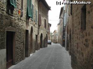 [P09] Montalcino - străduţe medievale » foto by Carmen Ion
 - 
<span class="allrVoted glyphicon glyphicon-heart hidden" id="av589490"></span>
<a class="m-l-10 hidden" id="sv589490" onclick="voting_Foto_DelVot(,589490,8341)" role="button">șterge vot <span class="glyphicon glyphicon-remove"></span></a>
<a id="v9589490" class=" c-red"  onclick="voting_Foto_SetVot(589490)" role="button"><span class="glyphicon glyphicon-heart-empty"></span> <b>LIKE</b> = Votează poza</a> <img class="hidden"  id="f589490W9" src="/imagini/loader.gif" border="0" /><span class="AjErrMes hidden" id="e589490ErM"></span>