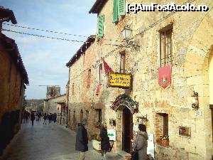 [P31] Un restaurant in fortareata Monteriggioni » foto by claudiu 71
 - 
<span class="allrVoted glyphicon glyphicon-heart hidden" id="av701030"></span>
<a class="m-l-10 hidden" id="sv701030" onclick="voting_Foto_DelVot(,701030,8341)" role="button">șterge vot <span class="glyphicon glyphicon-remove"></span></a>
<a id="v9701030" class=" c-red"  onclick="voting_Foto_SetVot(701030)" role="button"><span class="glyphicon glyphicon-heart-empty"></span> <b>LIKE</b> = Votează poza</a> <img class="hidden"  id="f701030W9" src="/imagini/loader.gif" border="0" /><span class="AjErrMes hidden" id="e701030ErM"></span>