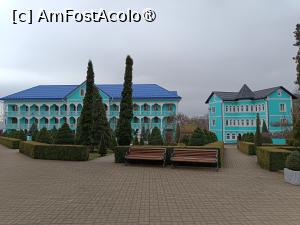 [P36] Mănăstirea Bănceni, Chiliile amenajate într-o clădire, o caracteristică a lavrelor rusești și Reședința Epicopului Longhin în dreapta » foto by mprofeanu
 - 
<span class="allrVoted glyphicon glyphicon-heart hidden" id="av1504222"></span>
<a class="m-l-10 hidden" id="sv1504222" onclick="voting_Foto_DelVot(,1504222,8421)" role="button">șterge vot <span class="glyphicon glyphicon-remove"></span></a>
<a id="v91504222" class=" c-red"  onclick="voting_Foto_SetVot(1504222)" role="button"><span class="glyphicon glyphicon-heart-empty"></span> <b>LIKE</b> = Votează poza</a> <img class="hidden"  id="f1504222W9" src="/imagini/loader.gif" border="0" /><span class="AjErrMes hidden" id="e1504222ErM"></span>