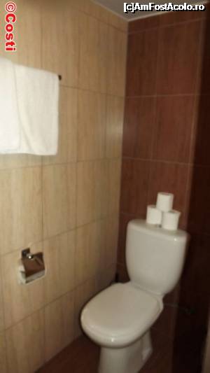 [P14] O altă imagine din baie, cu prosoapele de baie albe și curate.  » foto by Costi
 - 
<span class="allrVoted glyphicon glyphicon-heart hidden" id="av696405"></span>
<a class="m-l-10 hidden" id="sv696405" onclick="voting_Foto_DelVot(,696405,8427)" role="button">șterge vot <span class="glyphicon glyphicon-remove"></span></a>
<a id="v9696405" class=" c-red"  onclick="voting_Foto_SetVot(696405)" role="button"><span class="glyphicon glyphicon-heart-empty"></span> <b>LIKE</b> = Votează poza</a> <img class="hidden"  id="f696405W9" src="/imagini/loader.gif" border="0" /><span class="AjErrMes hidden" id="e696405ErM"></span>