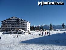 [P01] Hotelul Bucegi,cu Centrul Spa.Pe aleea din partea dreapta,se urca spre Restaurant,iar in zare o priveliste minunata a Muntilor Bucegi. » foto by G.Lisman
 - 
<span class="allrVoted glyphicon glyphicon-heart hidden" id="av186290"></span>
<a class="m-l-10 hidden" id="sv186290" onclick="voting_Foto_DelVot(,186290,8443)" role="button">șterge vot <span class="glyphicon glyphicon-remove"></span></a>
<a id="v9186290" class=" c-red"  onclick="voting_Foto_SetVot(186290)" role="button"><span class="glyphicon glyphicon-heart-empty"></span> <b>LIKE</b> = Votează poza</a> <img class="hidden"  id="f186290W9" src="/imagini/loader.gif" border="0" /><span class="AjErrMes hidden" id="e186290ErM"></span>