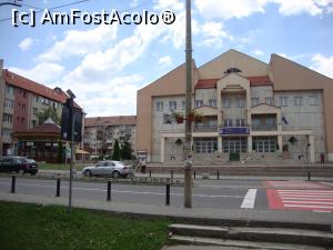 [P05] Municipiul Topliţa - Am ajuns în zona centrală a oraşului. În stânga imaginii se poate vedea clădirea Centrului de Informare şi Promovare Turistică.  » foto by Floryn81
 - 
<span class="allrVoted glyphicon glyphicon-heart hidden" id="av883145"></span>
<a class="m-l-10 hidden" id="sv883145" onclick="voting_Foto_DelVot(,883145,8452)" role="button">șterge vot <span class="glyphicon glyphicon-remove"></span></a>
<a id="v9883145" class=" c-red"  onclick="voting_Foto_SetVot(883145)" role="button"><span class="glyphicon glyphicon-heart-empty"></span> <b>LIKE</b> = Votează poza</a> <img class="hidden"  id="f883145W9" src="/imagini/loader.gif" border="0" /><span class="AjErrMes hidden" id="e883145ErM"></span>