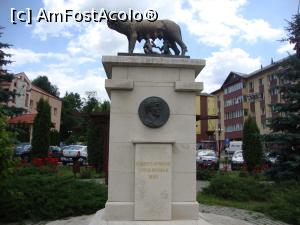 [P06] În apropiere, am admirat monumentul Lupa Capitolina. Statuia a fost realizată din bronz.  » foto by Floryn81
 - 
<span class="allrVoted glyphicon glyphicon-heart hidden" id="av883146"></span>
<a class="m-l-10 hidden" id="sv883146" onclick="voting_Foto_DelVot(,883146,8452)" role="button">șterge vot <span class="glyphicon glyphicon-remove"></span></a>
<a id="v9883146" class=" c-red"  onclick="voting_Foto_SetVot(883146)" role="button"><span class="glyphicon glyphicon-heart-empty"></span> <b>LIKE</b> = Votează poza</a> <img class="hidden"  id="f883146W9" src="/imagini/loader.gif" border="0" /><span class="AjErrMes hidden" id="e883146ErM"></span>