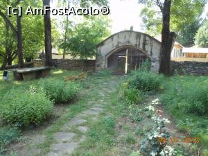 [P16] Răpciuni - Biserica de lemn. Poarta.  » foto by iulianic
 - 
<span class="allrVoted glyphicon glyphicon-heart hidden" id="av756601"></span>
<a class="m-l-10 hidden" id="sv756601" onclick="voting_Foto_DelVot(,756601,8488)" role="button">șterge vot <span class="glyphicon glyphicon-remove"></span></a>
<a id="v9756601" class=" c-red"  onclick="voting_Foto_SetVot(756601)" role="button"><span class="glyphicon glyphicon-heart-empty"></span> <b>LIKE</b> = Votează poza</a> <img class="hidden"  id="f756601W9" src="/imagini/loader.gif" border="0" /><span class="AjErrMes hidden" id="e756601ErM"></span>